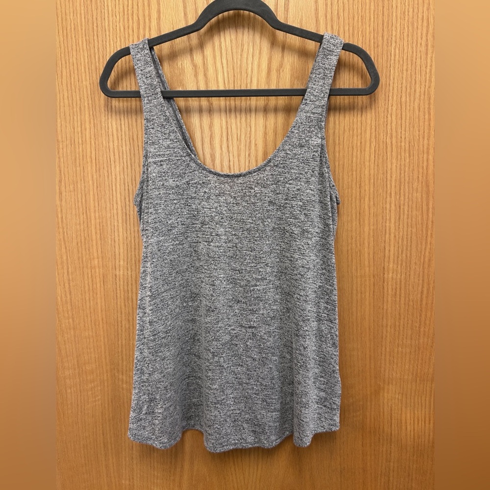 Women’s Express twisted knot open back lightweight tank. Small petite runs large